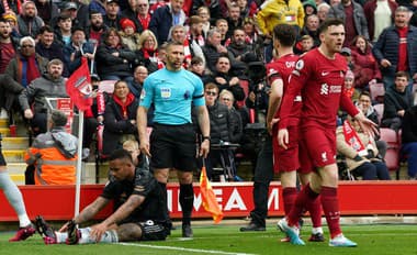 Nevídaný skrat rozhodcu z Premier League: Lakťom udrel obrancu Liverpoolu priamo do tváre!