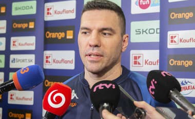 Asistent trénera slovenskej hokejovej reprezentácie Peter Frühauf odpovedá na otázky novinárov počas príchodu na zraz slovenskej hokejovej reprezentácie v Bratislave.