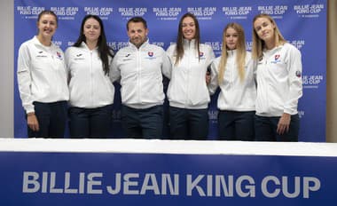 Na snímke slovenský tím, zľava Renáta Jamrichová, Viktória Hrunčáková, kapitán tímu Matej Lipták, Tereza Mihalíková, Radka Zelníčková a Anna Karolína Schmiedlová.