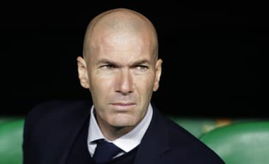 Bývalý skvelý futbalista a v súčasnosti tréner Zinedine Zidane.