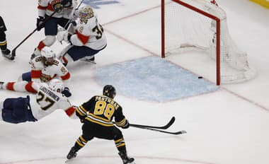 Boston vstúpil do play off výhrou nad Floridou, Carolina zdolala Islanders