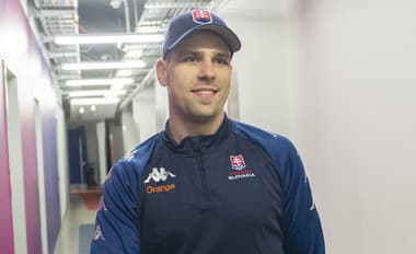 Slovenský hokejový reprezentant Šimon Petráš prichádza na zraz.