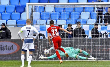 Brankár Trnovský si zgustol na penalte Faška a nakopol Slovan