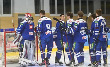 Na snímke vľavo brankár Slovenska Patrik Jurčák so spoluhráčmi pred prípravným zápasom hráčov do 18 rokov Slovensko - Česko.