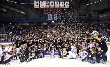 Poriadne bujaré oslavy hokejistov z východu: Košice si po rokoch užívajú titul! Takto sa hráči odviazali