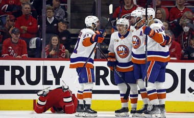 Hokejisti New York Islanders oslavujú presný zásah. 
