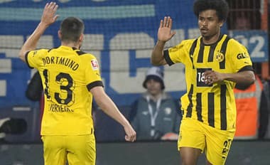 V Dortmunde musia poriadne zúriť: Chybný verdikt rozhodcu zamiešal kartami v boji o nemecký titul