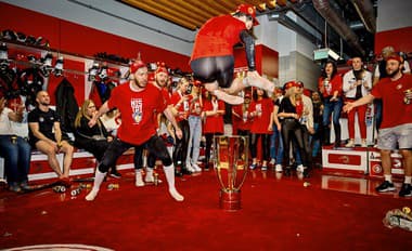 Slovenská enkláva v Třinci oslavuje ďalší titul: Hudáček skákal cez pohár