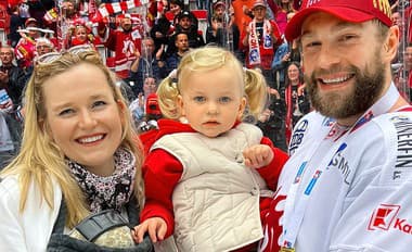 Hokejista Tomáš Marcinko s rodinou počas osláv majstrovského titulu. 