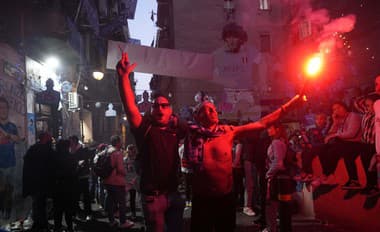 Fanúšikovia SSC Neapol oslavujú v uliciach majstrovský titul. 