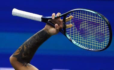 Austrálsky tenista Nick Kyrgios hádže svoju raketu o zem v zápase proti Rusovi Karenovi Chačanovovi v štvrťfinále dvojhry na grandslamovom tenisovom turnaji US Open 