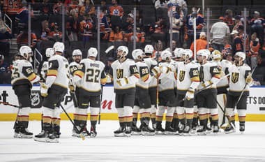 Hokejisti Vegas Golden Knights oslavujú víťazstvo v zápase. 