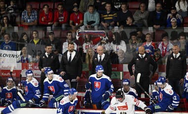Na snímke tréner slovenskej hokejovej reprezentácie Craig Ramsay (uprostred) a jeho asistenti stoja na striedačke počas prípravného zápasu pred generálkou na svetový šampionát Slovensko - Rakúsko.