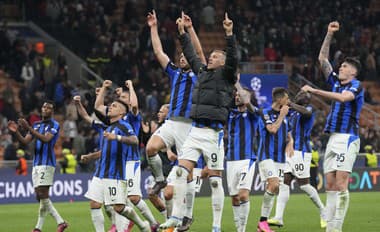 Futbalista Interu Miláno Edin Džeko (uprostred) sa teší so spoluhráčmi po výhre 2:0 v úvodnom semifinálovom zápase Ligy majstrov.