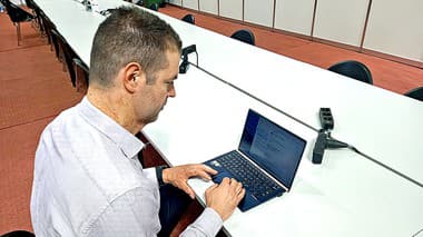 Mimo zápasov sa stíha cez počítač aj učiť, aj písať diplomovku.