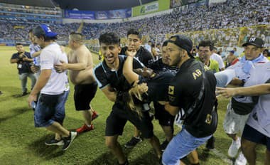 Smrtiaca panika a chaos: Na futbale v Salvádore zomrelo 12 ľudí!