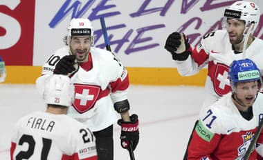 Švajčiarsky hráč Andres Ambuhl (uprostred) oslavuje so spoluhráčmi.