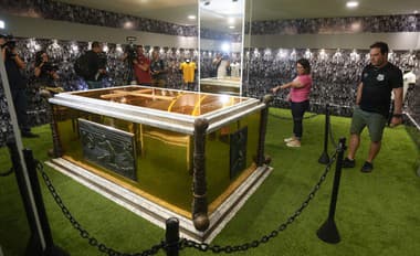 Pelého († 82) mauzóleum v Santose: Umelá tráva a zlaté sochy v životnej veľkosti