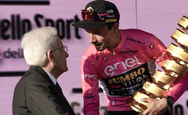 Slovinský cyklista Primož Roglič z tímu Jumbo-Visma si preberá cenu víťaza 106. ročníka pretekov Giro d'Italia.