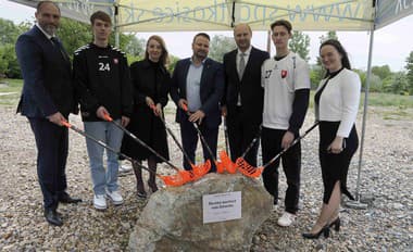 Športová hala v Ťahanovciach pilotným projektom: Základný kameň poklepali florbalkami