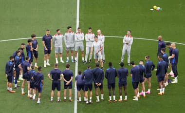 Na snímke hráči FC Sevilla sa rozcvičujú počas tréningu v Budapešti.