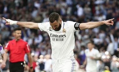 Karim Benzema v drese Realu Madrid a jeho gólová radosť.