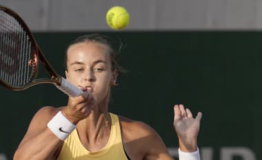 Anna Karolína Schmiedlová počas zápasu prvého kola Roland Garros proti Veronike Kudermetovej.