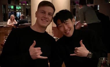 Kevin Wimmer a jeho bývalý spoluhráč z Tottenhamu Son Heung-Min.