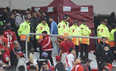 Na štadióne River Plate zomrel fanúšik po páde z tribúny.