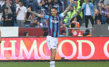 Slovenský futbalista Marek Hamšík z Trabzonsporu sa teší z gólu.