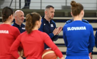 Pod taktovkou trénera Juraja Suju sa slovenské basketbalistky pripravujú na vrchol sezóny.