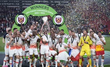 Na snímke hráči West Hamu oslavujú titul po víťazstve vo finále Európskej konferenčnej ligy.