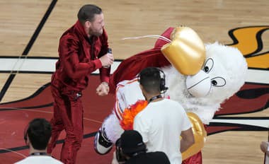 Connor McGregor nezostal svojej povesti nič dlžný: Počas finále NBA knokautoval maskota!