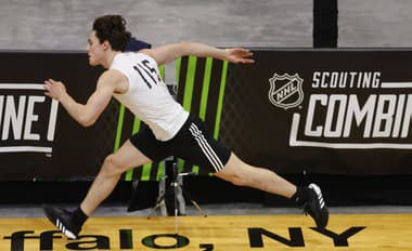 Dalibor Dvorský počas testov na NHL Scouting Combine v Buffale.