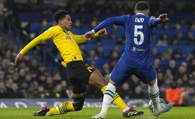 Na snímke vpravo hráč Chelsea Enzo Fernandez a hráč Dortmundu Jude Bellingham v odvete osemfinále Ligy majstrov vo futbale Chelsea Londýn - Borussia Dortmund.