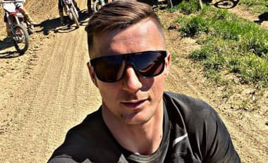 Maďarský motokrosár Bence Szvoboda podľahol vážnym zraneniam hlavy.