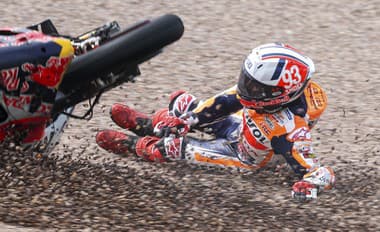 Hrôzostrašná nehoda v MotoGP: Po náraze sa motorka zlomila na dve časti!