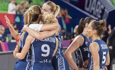 Na snímke slovenské basketbalistky reagujú po prehre 69:79 v zápase play-off o postup do štvrťfinále Slovensko - Nemecko.