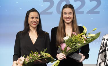 Na snímke vpravo Objav roka 2022 v synchronizovanom plávaní Lea Anna Krajčovičová a jej trénerka Monika Türingerová. 