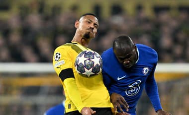 Hráč Dortmundu Sebastien Haller (vľavo) v súboji s Kalidouom Koulibalym z Chelsea vo futbalovom zápase osemfinále Ligy majstrov