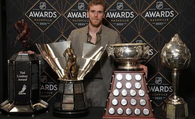 Útočník Edmontonu Connor McDavid získal tretíkrát v kariére Hartovu trofej pre najužitočnejšieho hráča sezóny v zámorskej NHL. 