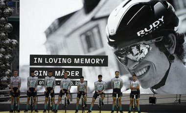 Pri predstavení účastníkov Tour de France sa držala minúta ticha za zosnulého Mädera.