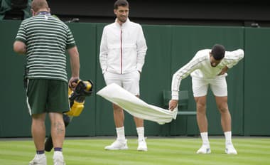 Dážď úraduje v Londýne od prvého dňa: Prečo všetky oči vo Wimbledone mieria na Srba Djokoviča?