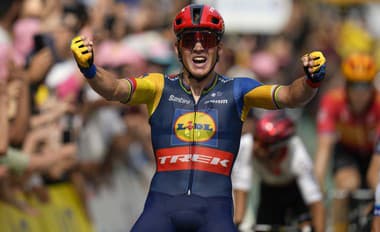 Dánsky cyklista Mads Pedersen z tímu Lidl-Trek sa teší z víťazstva v 8. etape 110. ročníka cyklistických pretekov Tour de France.