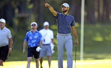 Americký basketbalista Stephen Curry zahral hole in one v druhom kole golfového turnaja celebrít.