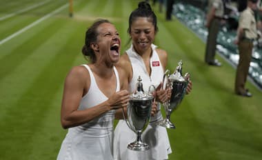 Taiwansko-česká dvojica Hsieh Su-Wej, Barbora Strýcová (vľavo) sa teší zo zisku trofeje na grandslamovom Wimbledone.