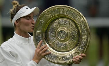 Wimbledonská šampiónka Vondroušová: Prečo si na galavečer dala tenisky?
