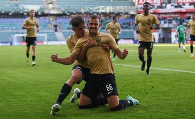 Na snímke futbalisti Žiliny v popredí zľava Mário Sauer a Matúš Rusnák sa tešia po strelení gólu.