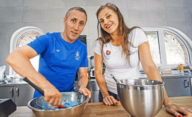 Moderátor Sajfa a strelkyňa Barteková piekli s cukrárkou Veronikou Bušovou olympijské makrónky.