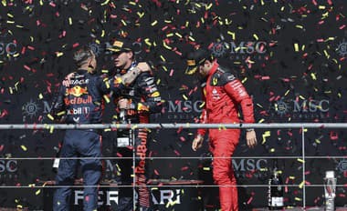Druhý zničený pohár za dva týždne: Red Bull pri tímových oslavách rozbil víťaznú trofej